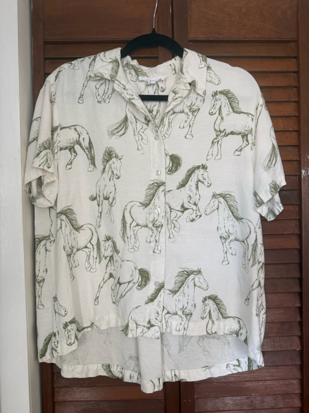 LAST CHANCE ✨✨Horse covered m linen button down shirt🤠